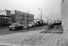 848419 Gezicht op het Smaragdplein te Utrecht, vanaf de hoek met de Turkooislaan. Links het flatgebouw aan de Barnsteenlaan.